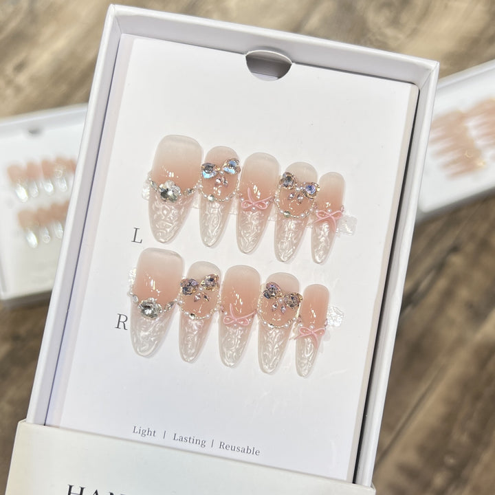 Dekoratives Stiletto Druck-Nagel-Set mit Schleifen- und Juwelenelementen Karnz