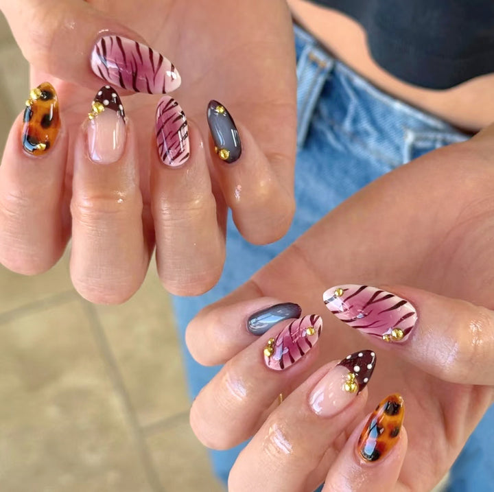 Künstlerisches Press-On-Nagelset mit einzigartigen Mustern und Verzierungen Karnz