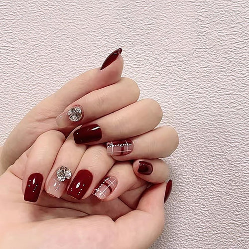 Kunstnagelset mit elegantem, schimmerndem Design und kreativen Akzenten Karnz