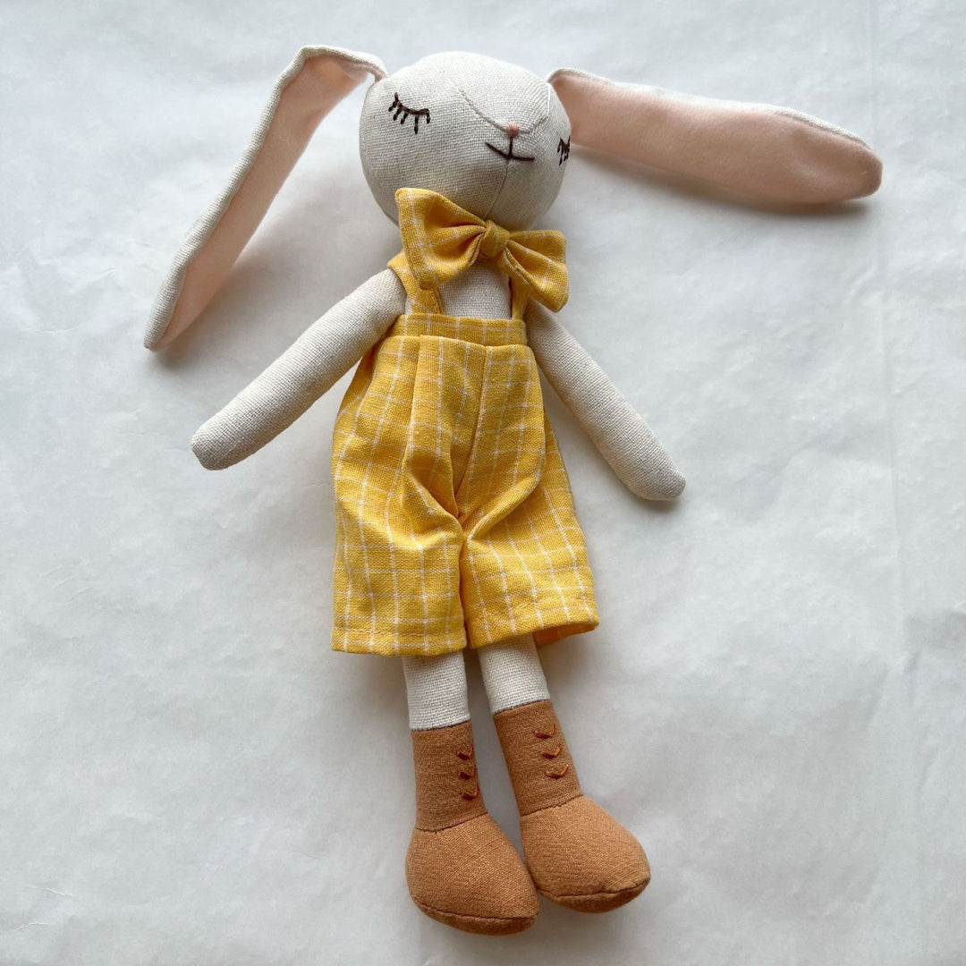 Handgefertigte Plüsch-Häschenpuppe mit floppy Ohren, gesticktem Gesicht und karierter Latzhose