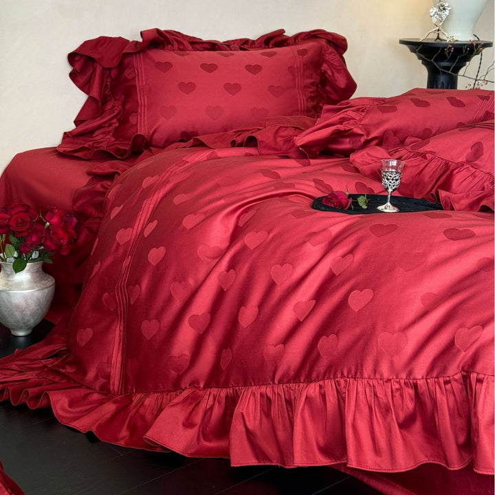 Romantische Satin-Bettwäschegarnitur mit Herz-Jacquard und Volant-Besatz