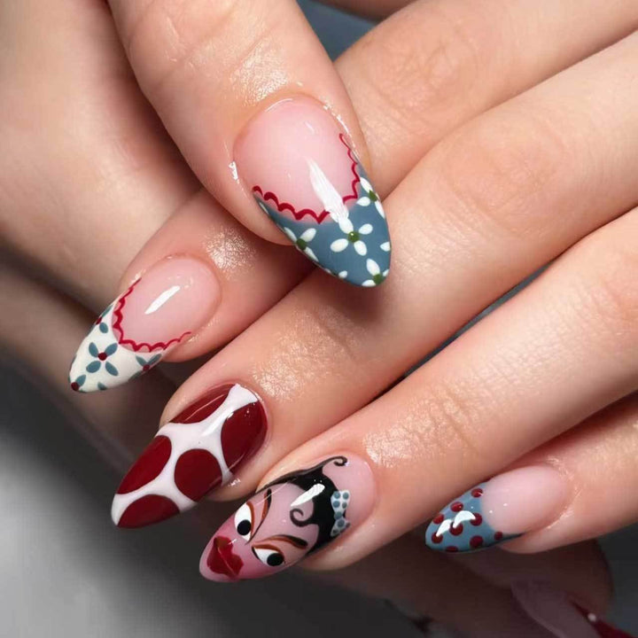 Künstlerisch thematisiertes Nagelkunstset