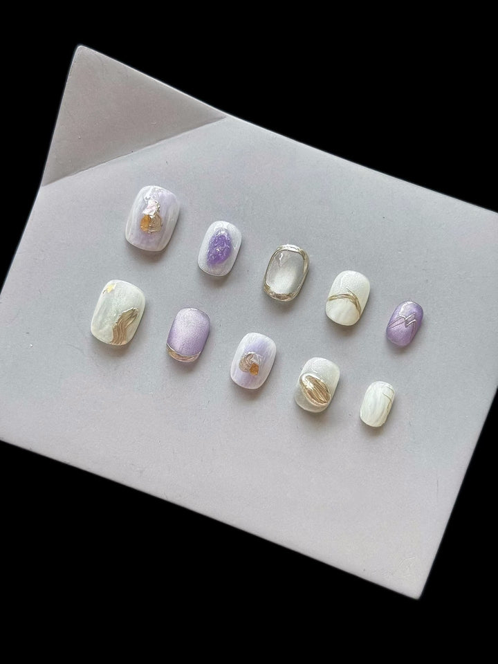 Künstlerisches Press-On-Nagel-Set mit eleganten geometrischen Akzenten