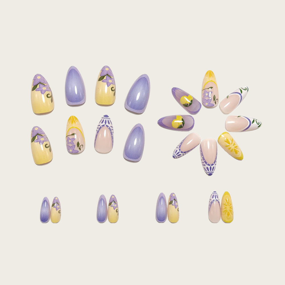 Kunstnagelset mit Floralen Designs Karnz
