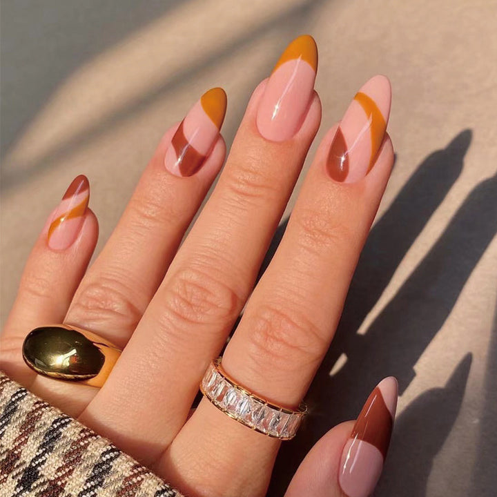 Kunstvolle Nagelverlängerungen mit elegantem Blattmuster Karnz