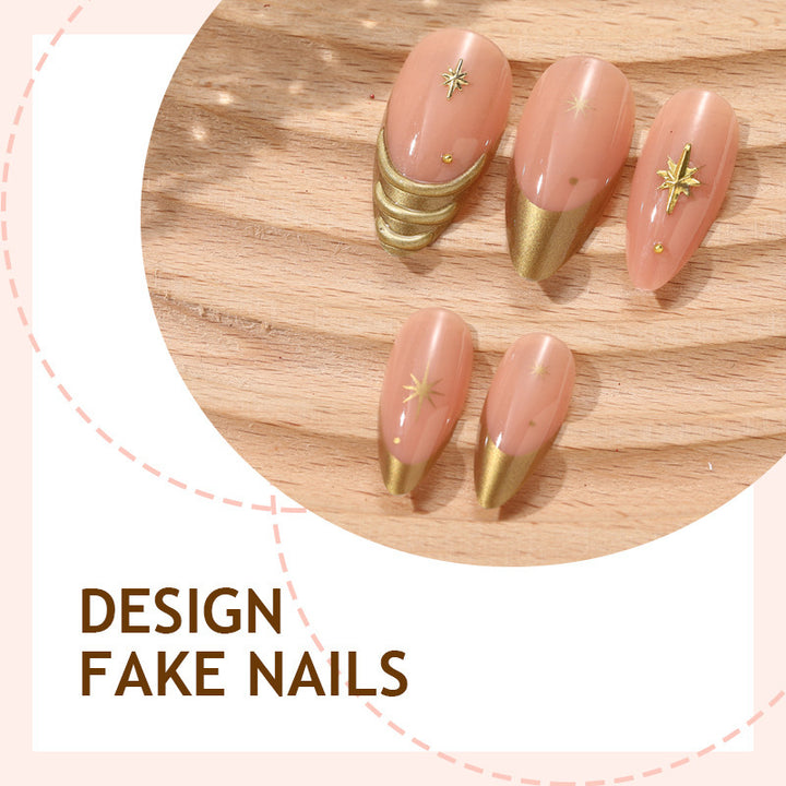 Kunstnagelset mit eleganten goldenen Akzenten und funkelnden Sternen Karnz