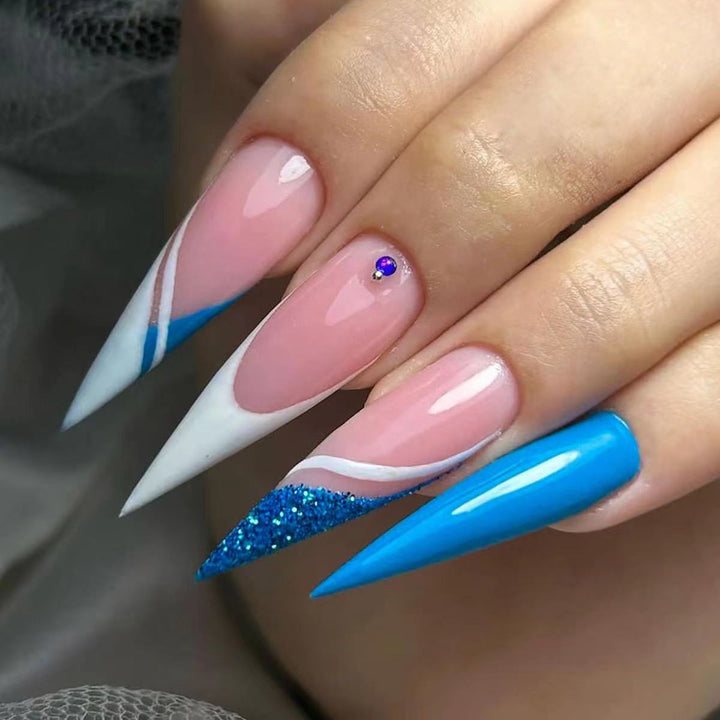 Kreative Nagelkunst mit glamourösen Design-Details Karnz