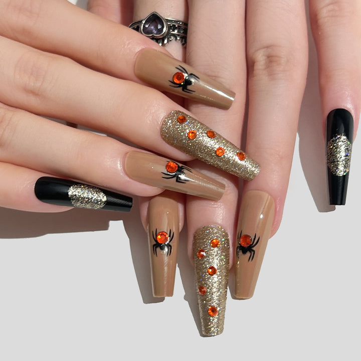 Kunstvolle Nagelkunst mit gruseligen Motiven Karnz