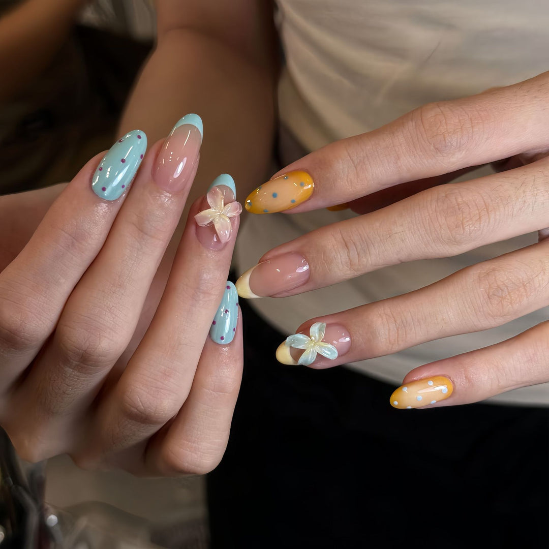 Künstliche Hand-Nail Art mit Floralen Akzenten Karnz