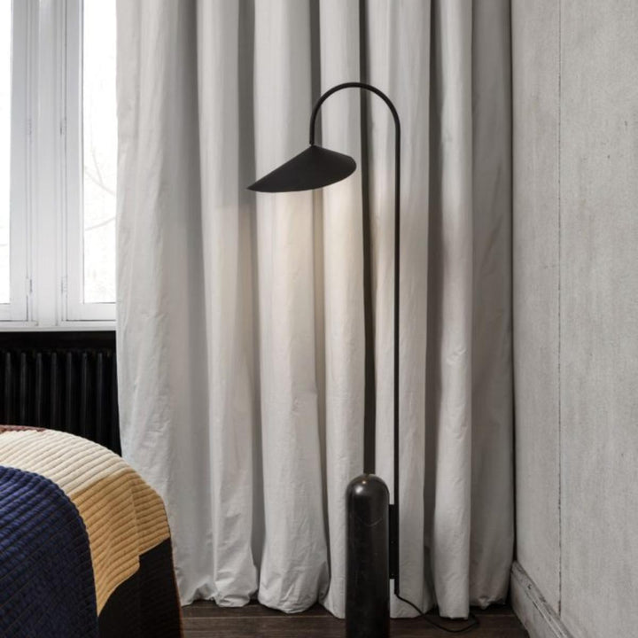 Moderne konische Tischlampe