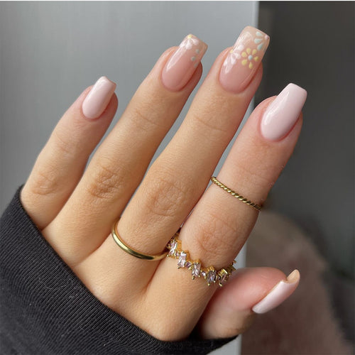 Kunstvolle Nagelverlängerungen mit Blumenverzierungen Karnz