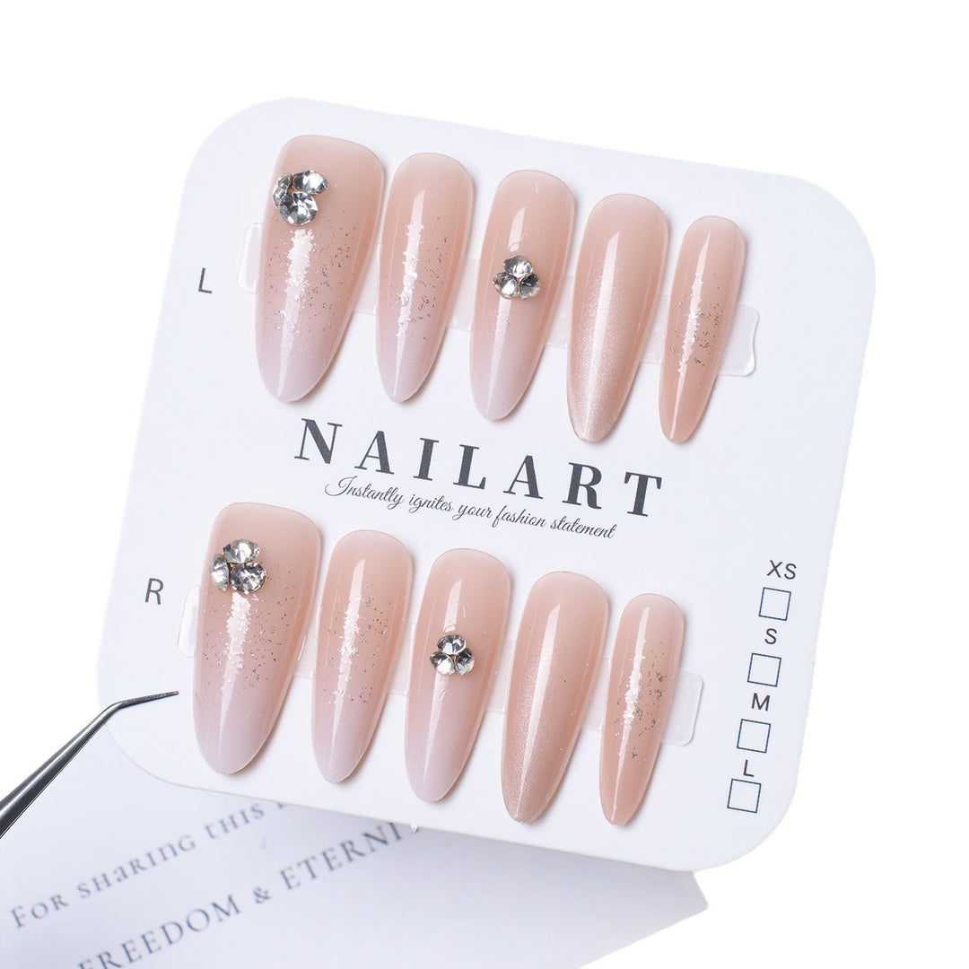 Glamouröses Stiletto Press-On Nageldesign Karnz