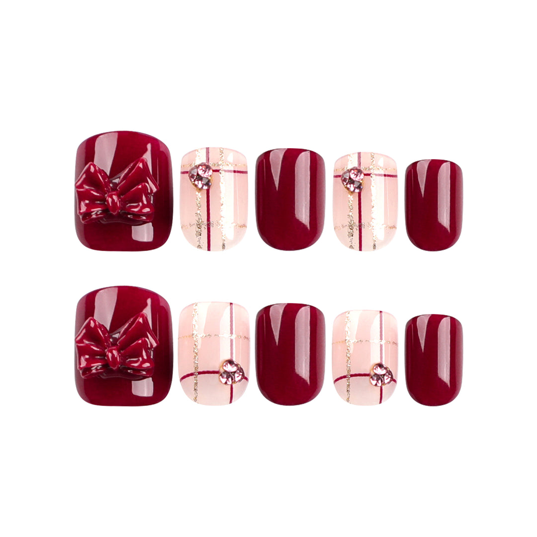 Kunstvolle Nagelverzierung mit eleganten Details Karnz