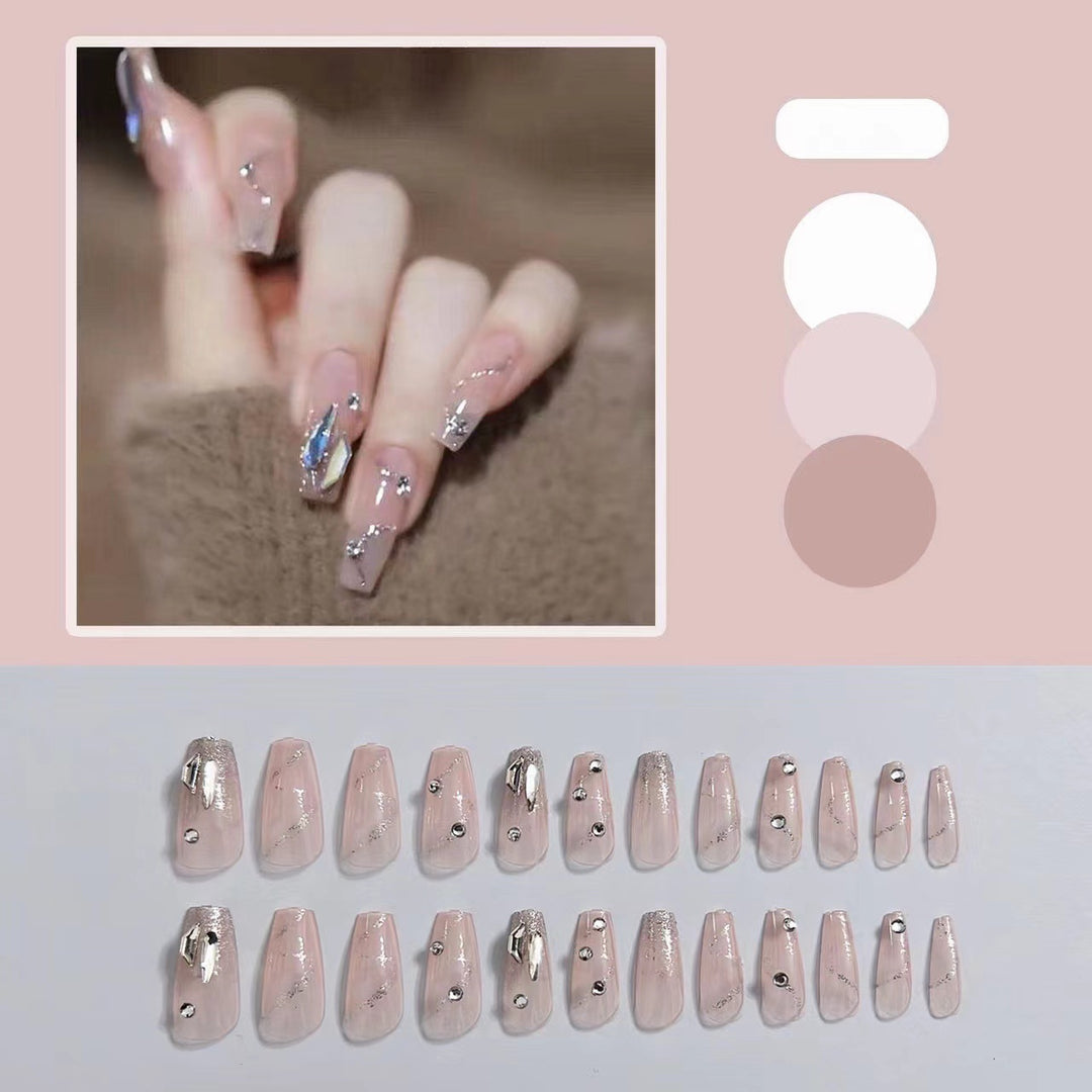 Glamouröse Kunstnägel mit Glitzerakzenten Karnz