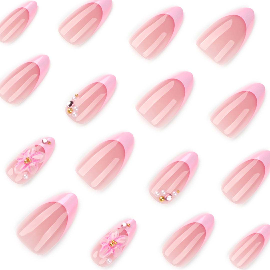 Kunstvolle Nagelverlängerungen mit elegantem floralem Design Karnz