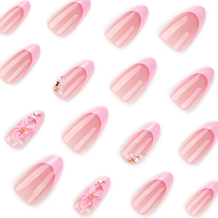 Kunstvolle Nagelverlängerungen mit elegantem floralem Design Karnz