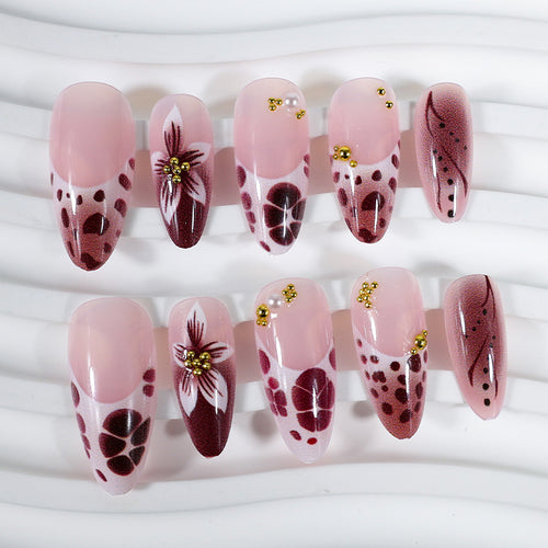 Kunstnagelset mit floralen und modernen Verzierungen Karnz