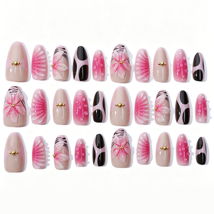 Kunstnagelset mit filigranen Blüten- und Glitzerakzenten Karnz