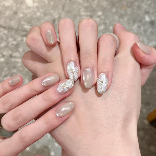 Kunstnägel mit Filigranem Blumendesign Karnz
