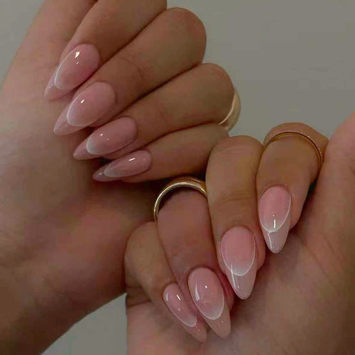 Luxuriöses Kunstnagelset mit elegantem French Design Karnz