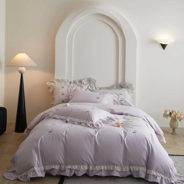 Bettwäsche-Set aus feinem Baumwoll-Sateen mit zarter Blumenstickerei, doppeltem Rüschenvolant und Spitzenbordüre