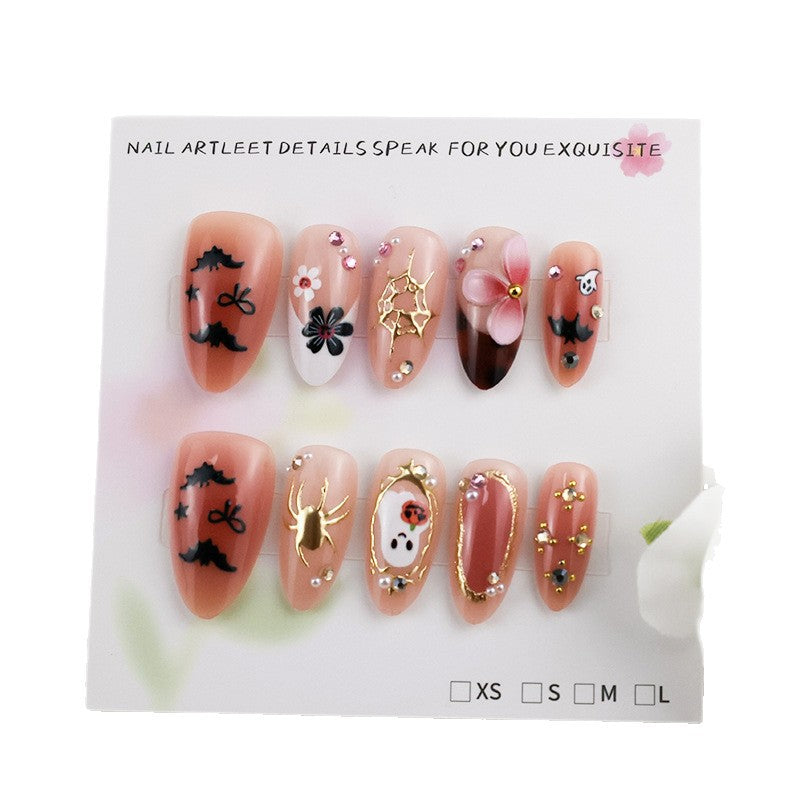 Kunstnagelset mit Halloween-Motiven und extravaganten Akzenten Karnz