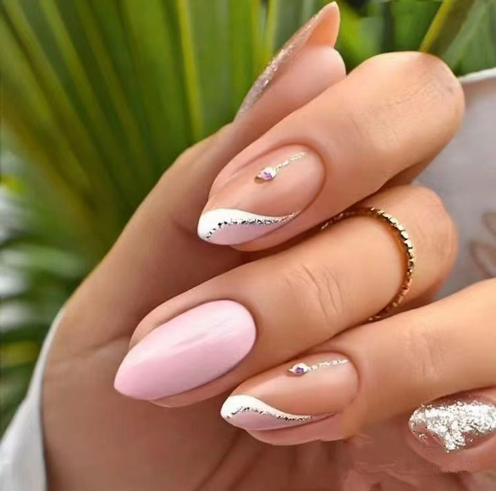 Elegante Künstliche Nageltips mit Glitzerakzenten Karnz