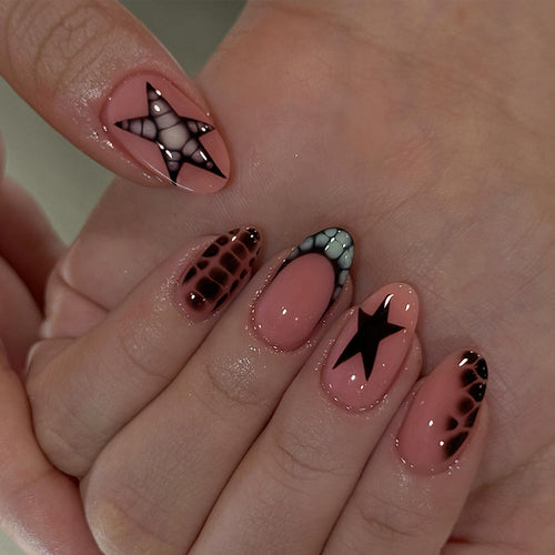 Kunstnagelset mit modernen Stern- und Tiermotiven Karnz