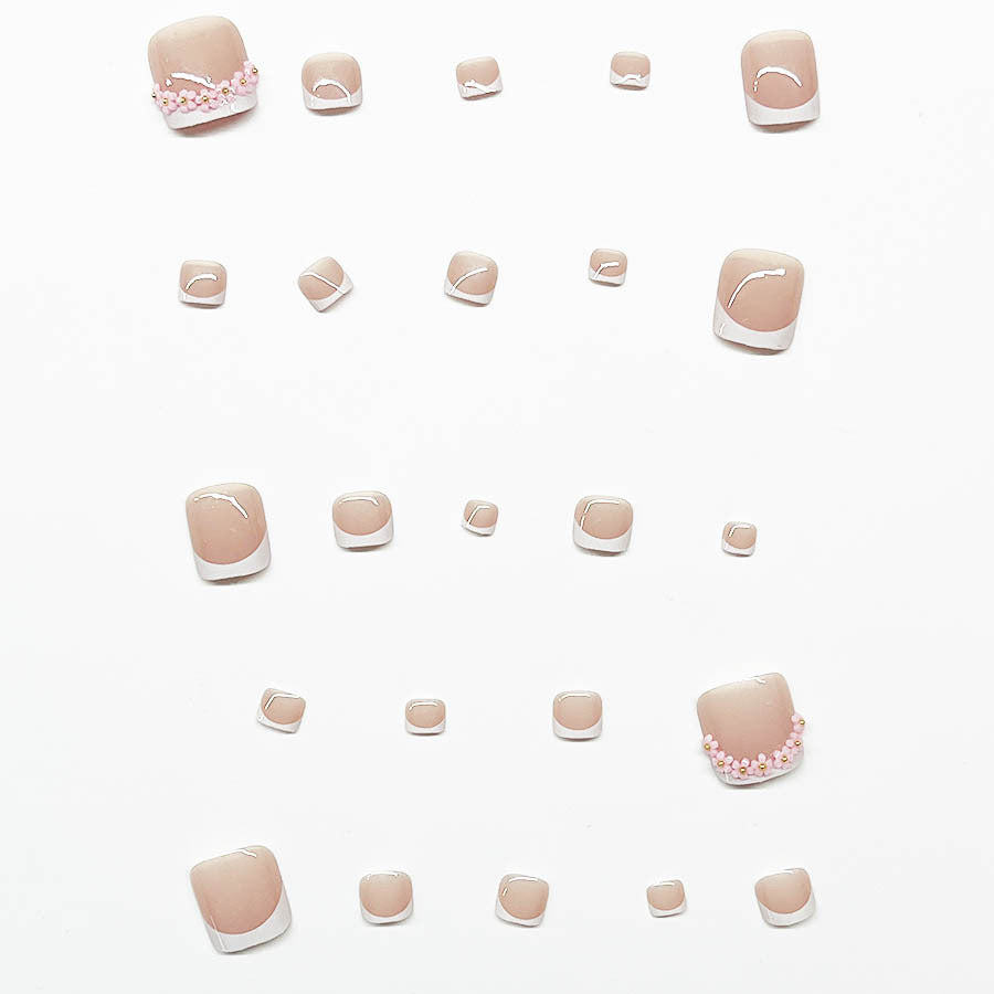 Fußnagelkunstset mit elegantem French Design und Glamourösen Strassakzenten Karnz