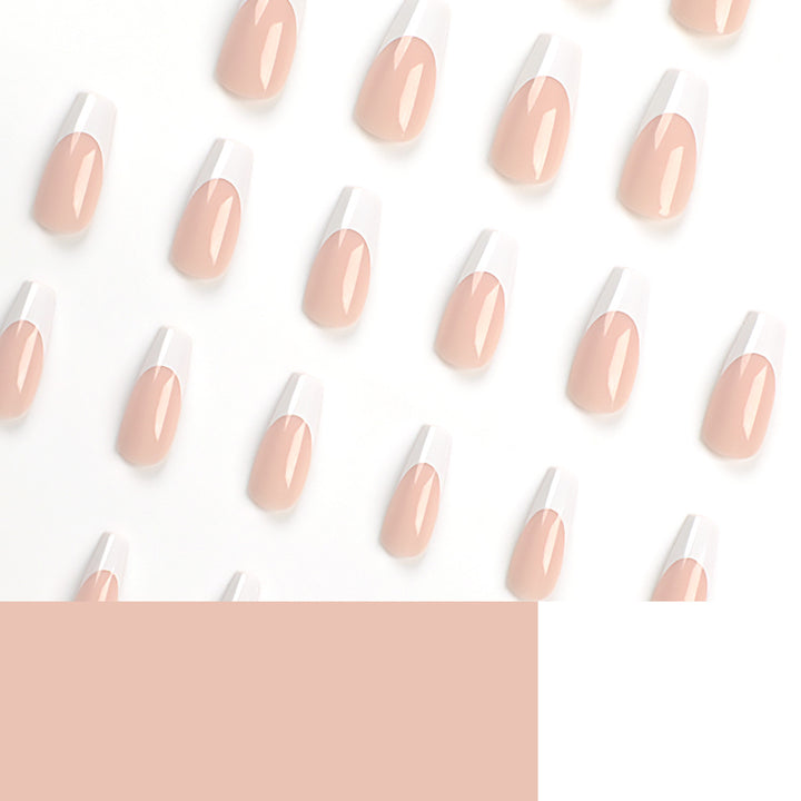 Kunstvolle Nagelverlängerungen mit eleganten French-Tips Karnz