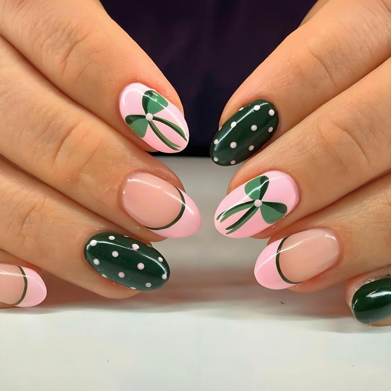 Kunstnagelset mit floralen Akzenten und verspielten Designs Karnz