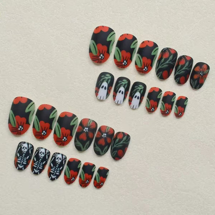 Kunstnagelset mit gruseligen Halloween-Motiven und floralen Akzenten Karnz