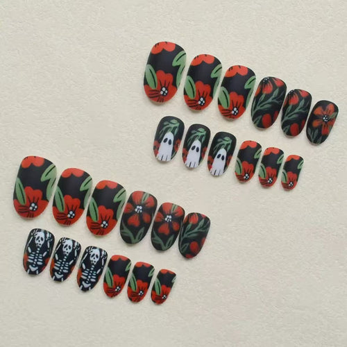 Kunstnagelset mit gruseligen Halloween-Motiven und floralen Akzenten Karnz