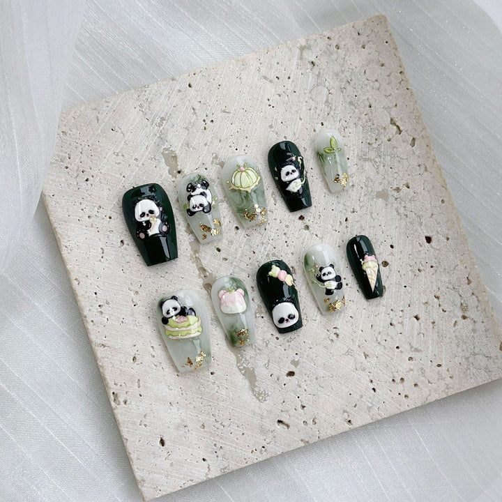 Künstlerisches Press-On Nagelkunst-Set mit süßen Panda-Designs