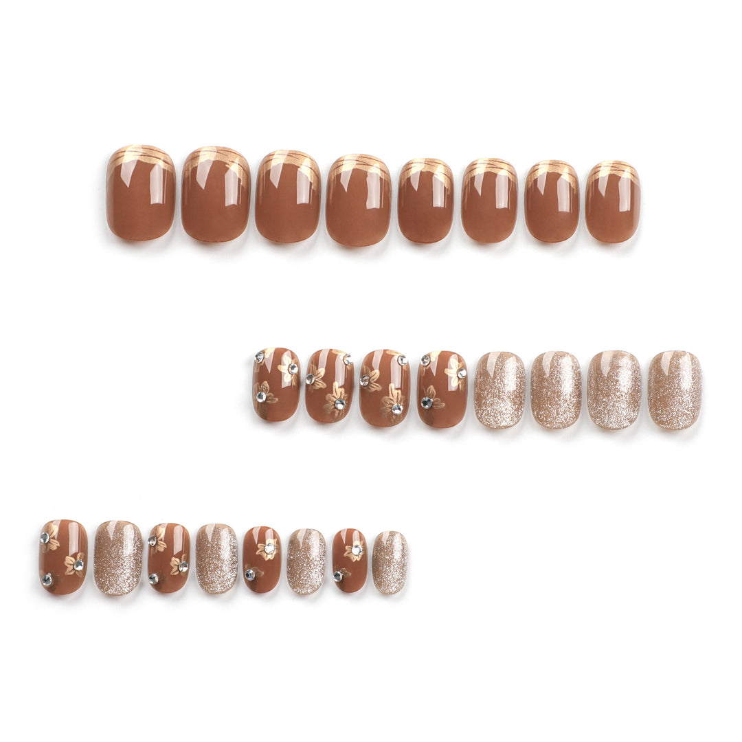 Elegante Nageldekoration mit Glitzer und floralen Akzenten Karnz