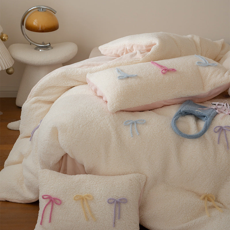 Wendbare Teddy-Fleece Bettwäschegarnitur mit 3D‑Schleifen‑Applikationen und Herz‑Zierkissen