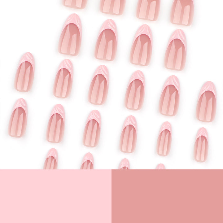 Nagelkunst im eleganten French-Tip Design Karnz