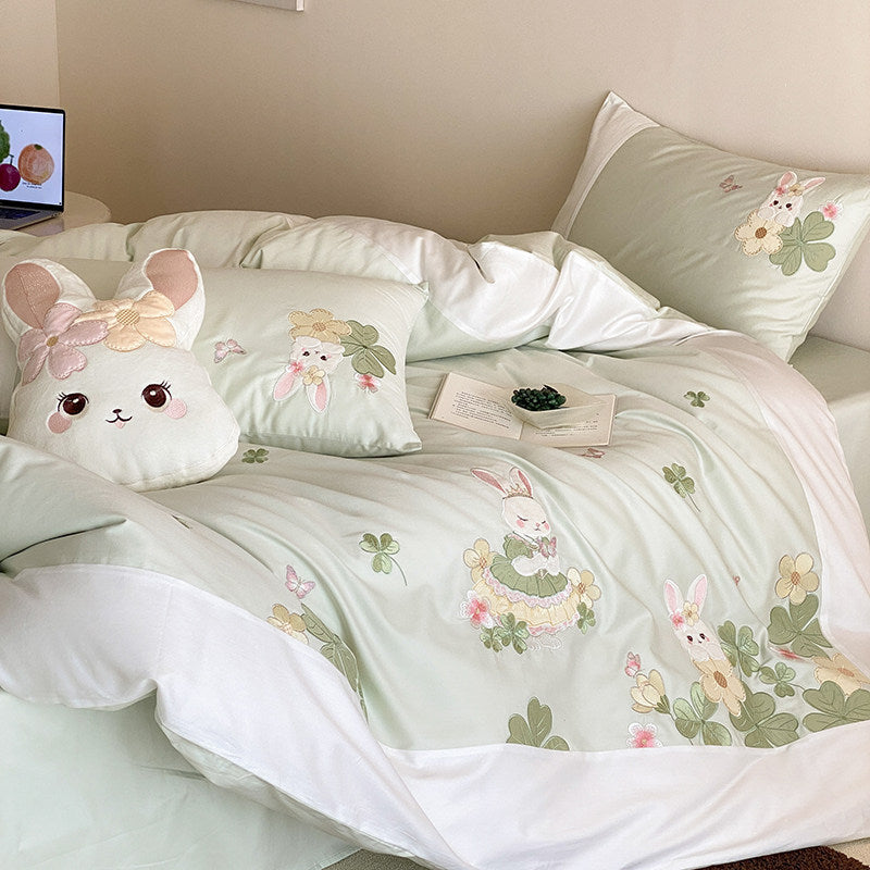 Besticktes Bunny Baumwollsatin Bettbezugset mit Kissenbezügen und plüschigen Akzentkissen