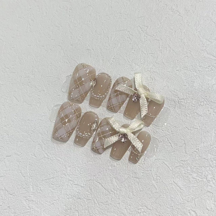Elegantes Press-On-Nagelkunst-Set mit Bändern und Edelsteinakzenten Karnz