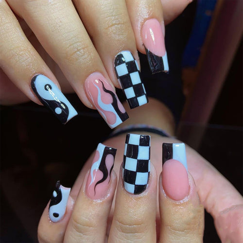 Künstliche Nagelkunst mit modernem grafischen Design Karnz
