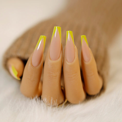 Elegante Nagelkunst mit trendigen French-Spitzen Karnz