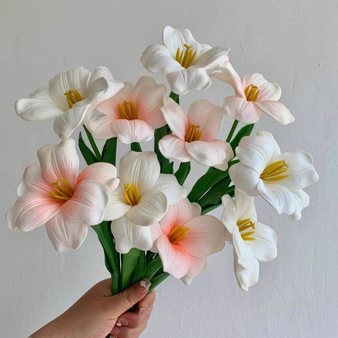Lebensechte dekorative Blumenarrangement