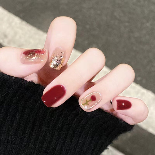 Elegantes Nageldesign mit floralen und glitzernden Akzenten Karnz