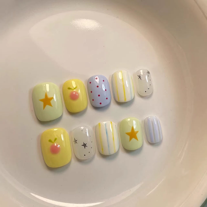 Künstlerisches Nagelset mit verspielten Designs