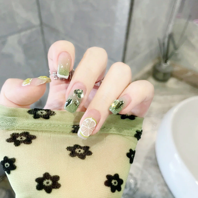 Kunstnagelset mit eleganten Kristallverzierungen Karnz