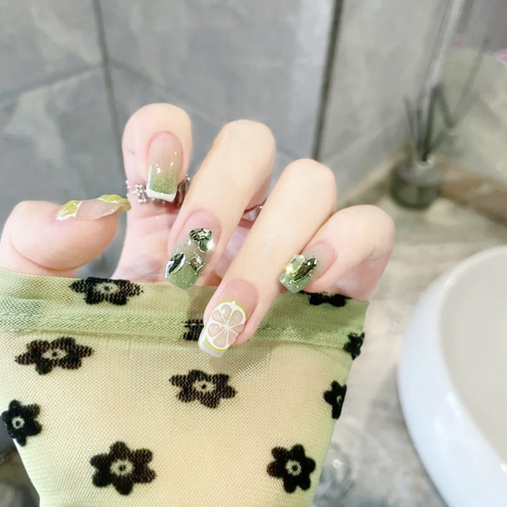 Kunstnagelset mit eleganten Kristallverzierungen Karnz