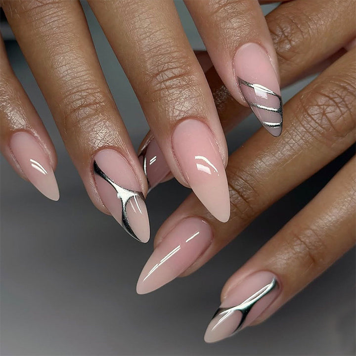 Elegantes Press-On Nail Set mit künstlerischen silbernen Akzenten Karnz
