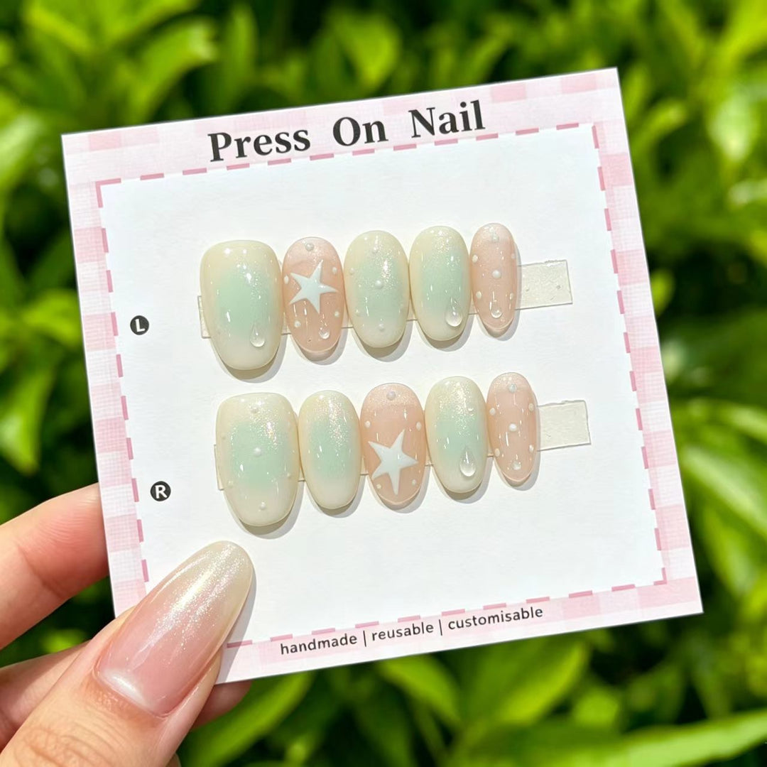 Glamourös Press-On Nagelkunst Set mit dekorativen Strasssteinen