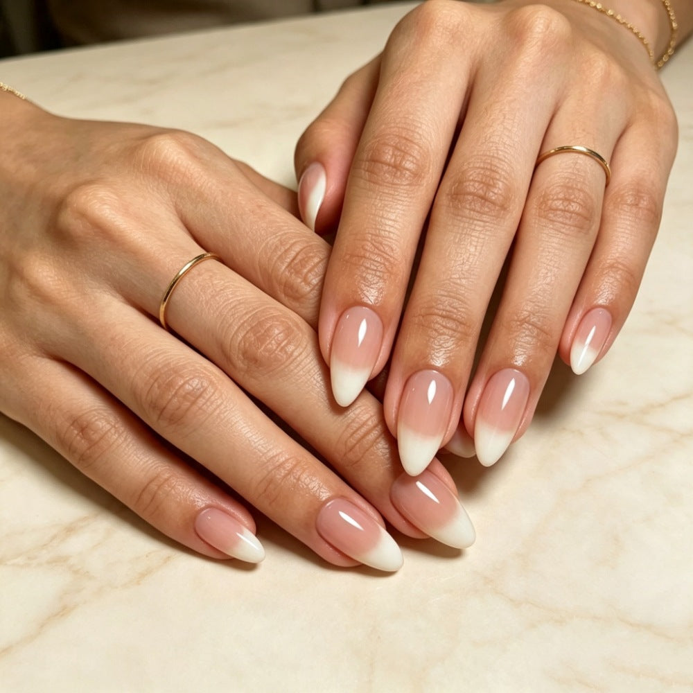 Kunstnägel mit Spitzem Ombre-Design Karnz