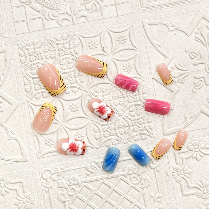 Künstlerisches Press-On-Nagelset mit floralen und Wellenmotiven Karnz